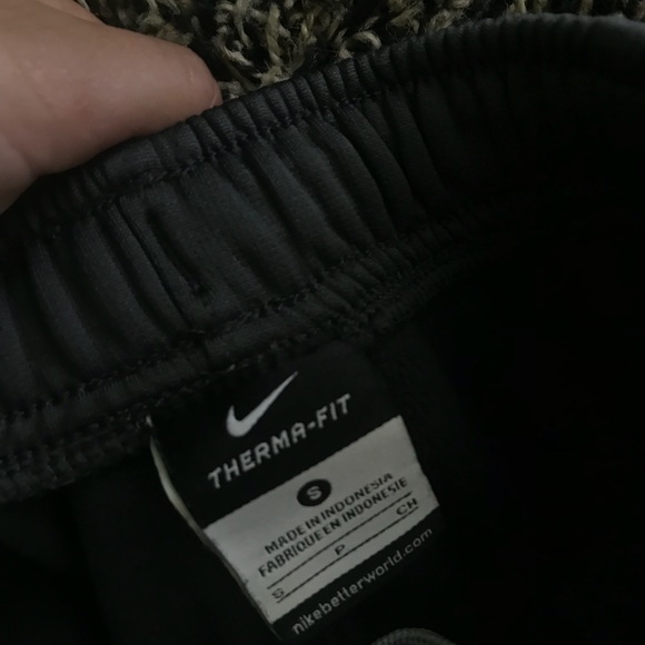 ✨SOLD ON MERC✨Nike Sweatpants - Picture 3 of 3